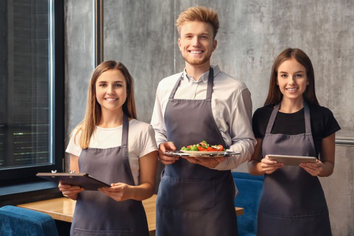 jeunes serveuses et serveurs, premier job d’été