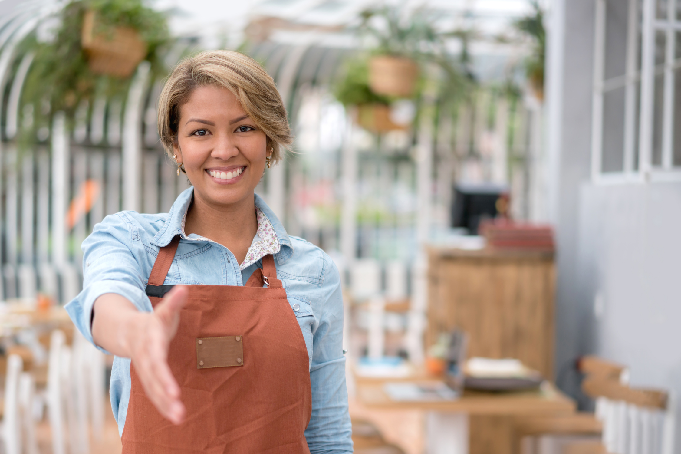 restauratrice qui tend la main vers un nouveau salarié